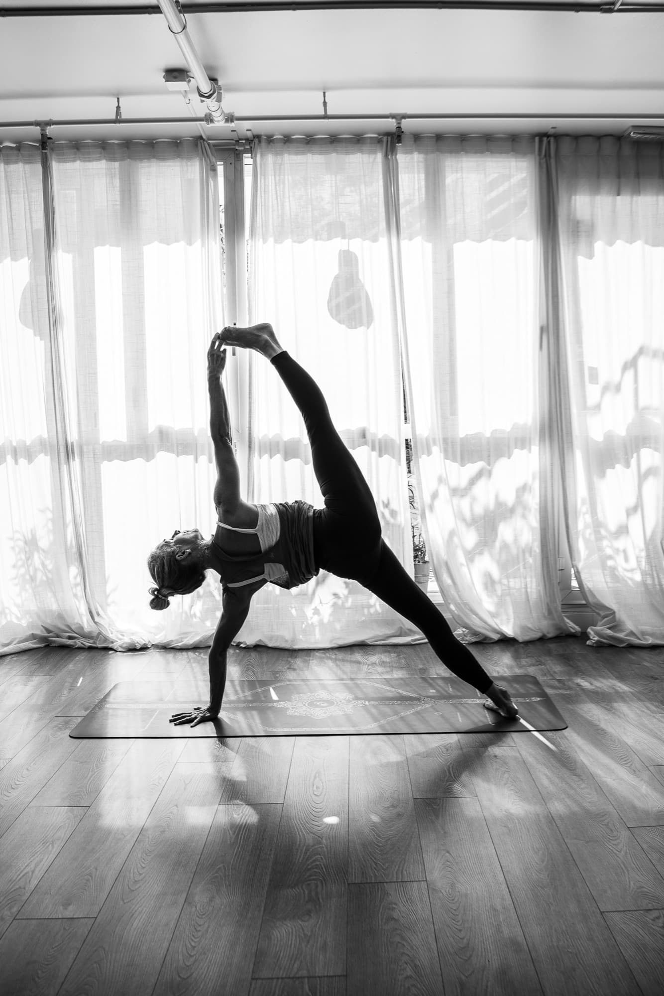 Lotta in side plank (Vasisthasana)